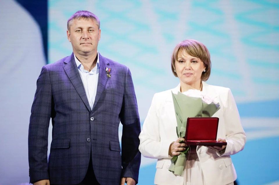 Андрей Иконников: Временно исполняющий обязанности губернатора Александр Михайлович Шуваев поздравил наших выдающихся медицинских работников с наступающим профессиональным праздником и вручил заслуженные федеральные и... Андрей Иконников: Временно исполняющий обязанности губернатора Александр Михайлович Шуваев поздравил наших выдающихся медицинских работников с наступающим профессиональным праздником и вручил заслуженные федеральные и...