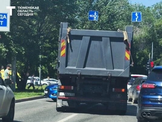 Пробка на 50 лет Октября. Напротив тюменского кольца улицы Мельникайте, в левом ряду, легковушка врезалась в грузовик Shacman Пробка на 50 лет Октября. Напротив тюменского кольца улицы Мельникайте, в левом ряду, легковушка врезалась в грузовик Shacman
