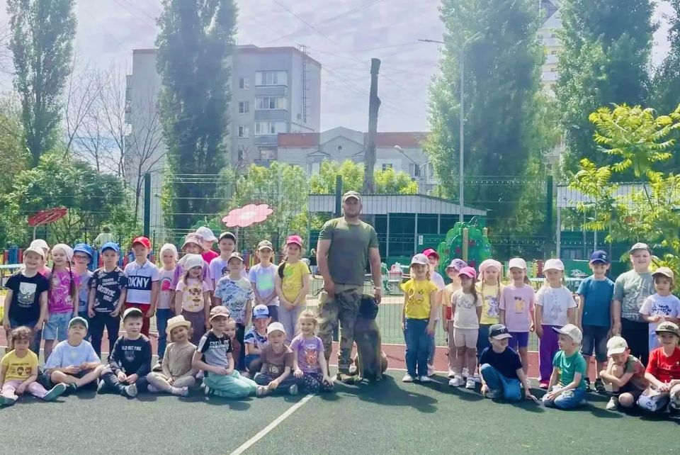 В преддверии Дня кинологической службы транспортные полицейские Белгорода познакомили дошколят с работой служебной собаки В преддверии Дня кинологической службы транспортные полицейские Белгорода познакомили дошколят с работой служебной собаки
