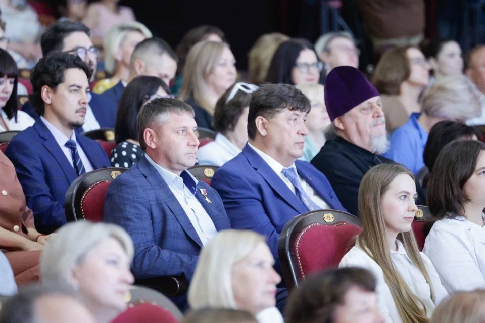 Андрей Иконников: Временно исполняющий обязанности губернатора Александр Михайлович Шуваев поздравил наших выдающихся медицинских работников с наступающим профессиональным праздником и вручил заслуженные федеральные и... Андрей Иконников: Временно исполняющий обязанности губернатора Александр Михайлович Шуваев поздравил наших выдающихся медицинских работников с наступающим профессиональным праздником и вручил заслуженные федеральные и...