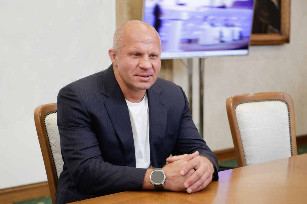 Александр Шуваев встретился с легендарным спортсменом и уроженцем региона Фёдором Емельяненко Александр Шуваев встретился с легендарным спортсменом и уроженцем региона Фёдором Емельяненко
