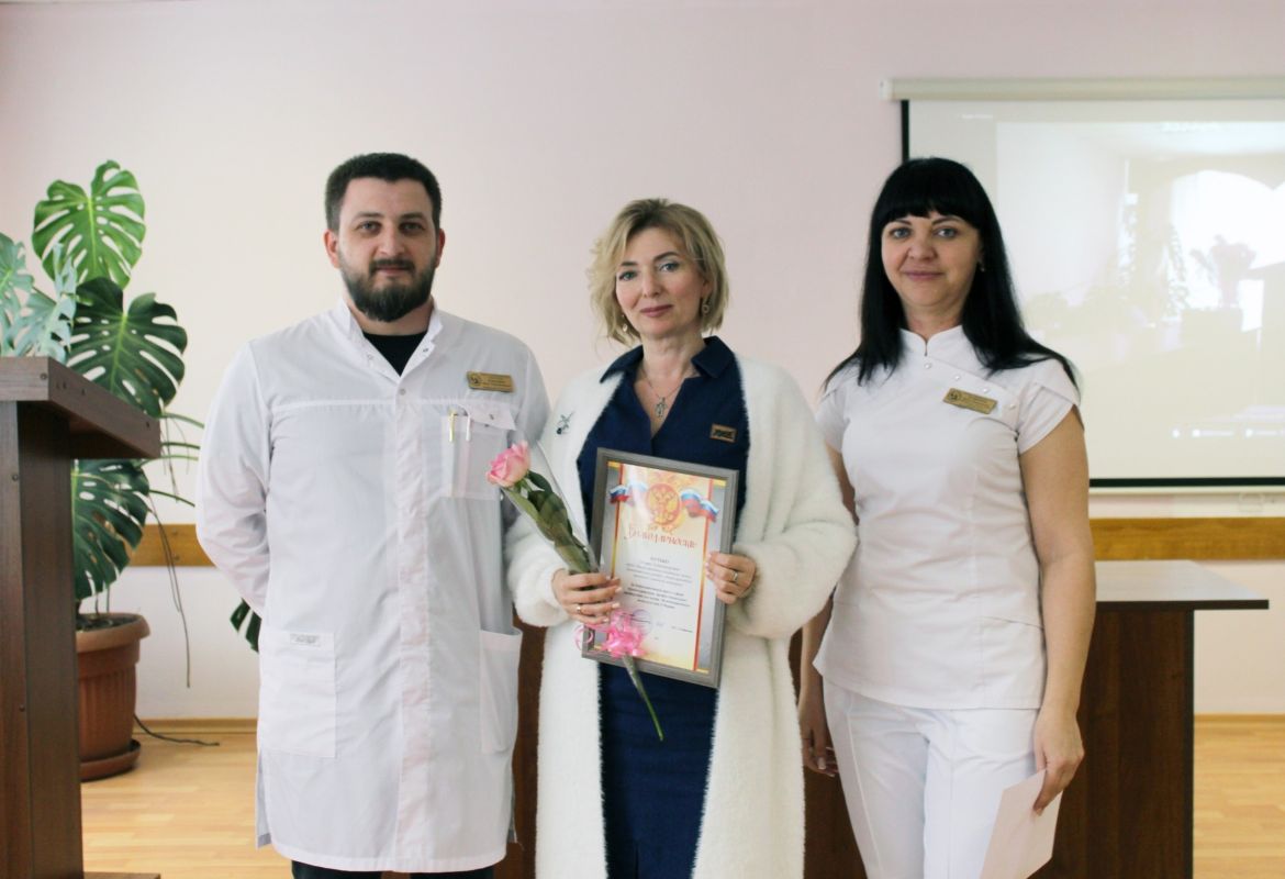 Уважаемые медицинские работники и ветераны здравоохранения нашего округа! Примите самые искренние поздравления с вашим профессиональным праздником! Уважаемые медицинские работники и ветераны здравоохранения нашего округа! Примите самые искренние поздравления с вашим профессиональным праздником!