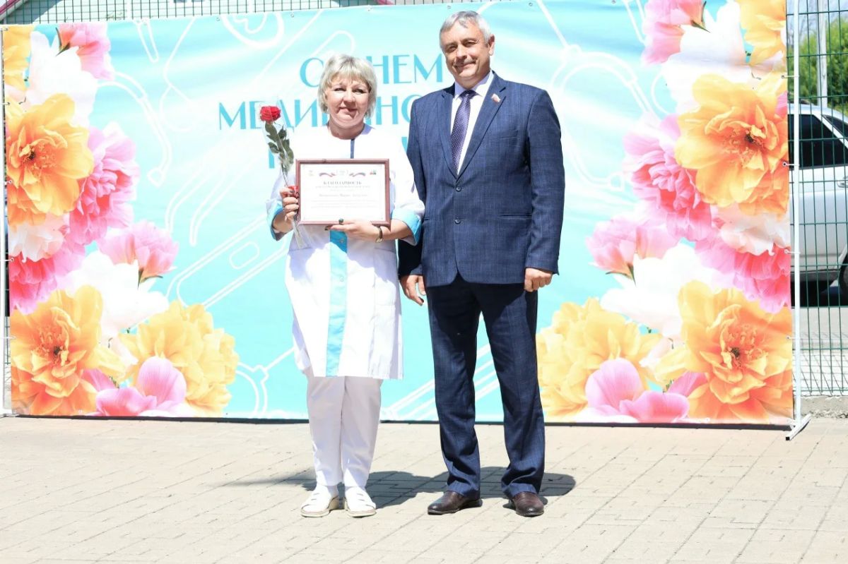 Депутаты Белгородской областной Думы поздравили медиков с профессиональным праздником Депутаты Белгородской областной Думы поздравили медиков с профессиональным праздником