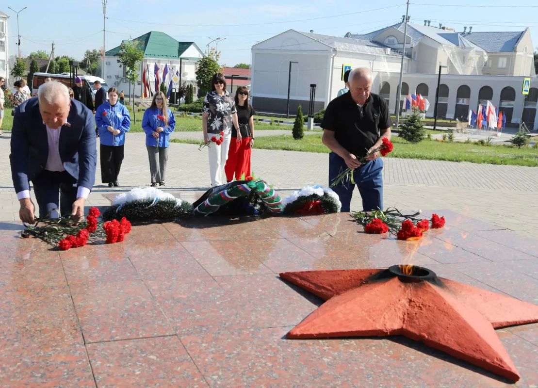 Сегодня, в День памяти и скорби, мы вновь обращаемся мыслями к трагическому событию, которое оборвало миллионы жизней и навсегда изменило судьбу целого поколения Сегодня, в День памяти и скорби, мы вновь обращаемся мыслями к трагическому событию, которое оборвало миллионы жизней и навсегда изменило судьбу целого поколения