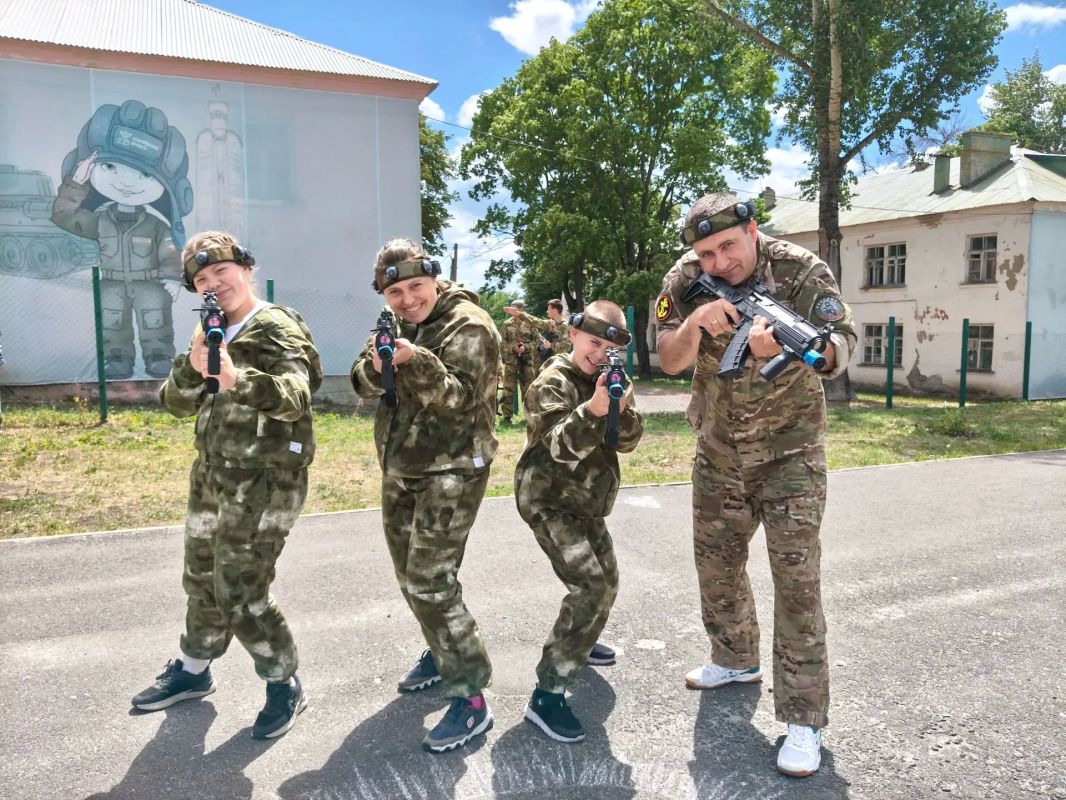 Вчера в Губкине на базе «Центра развития военно-спортивной подготовки граждан Белгородской области «ВОИН» прошёл региональный этап игры «Семейная Зарница» Вчера в Губкине на базе «Центра развития военно-спортивной подготовки граждан Белгородской области «ВОИН» прошёл региональный этап игры «Семейная Зарница»