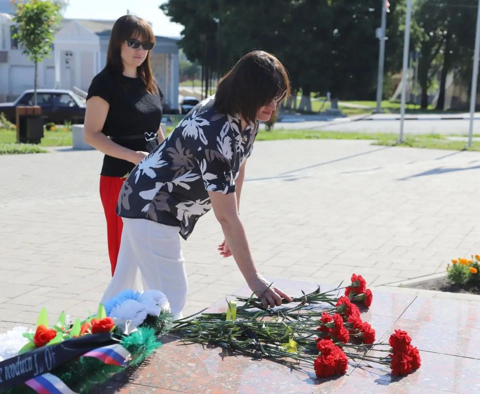 Сегодня, в День памяти и скорби, мы вновь обращаемся мыслями к трагическому событию, которое оборвало миллионы жизней и навсегда изменило судьбу целого поколения Сегодня, в День памяти и скорби, мы вновь обращаемся мыслями к трагическому событию, которое оборвало миллионы жизней и навсегда изменило судьбу целого поколения