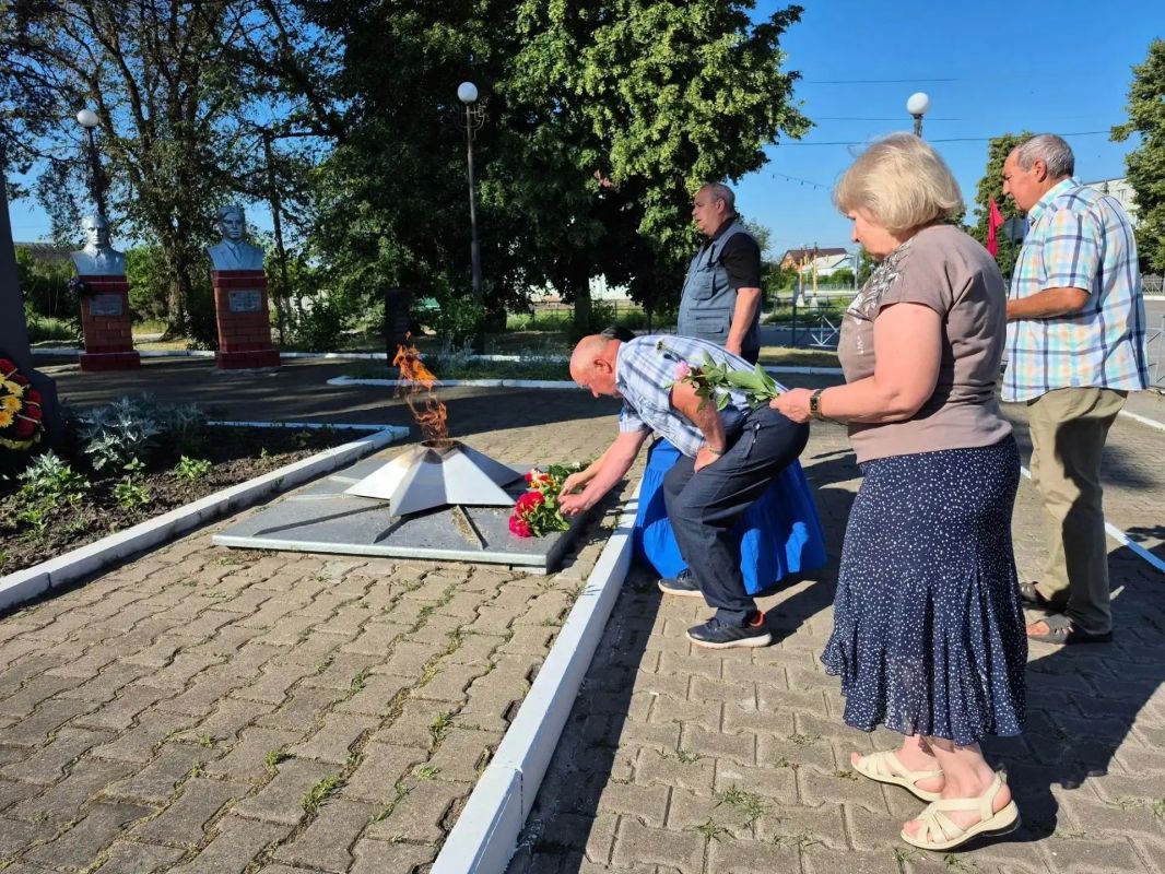 День памяти и скорби: в сёлах Грайворонского округа возложили цветы День памяти и скорби: в сёлах Грайворонского округа возложили цветы