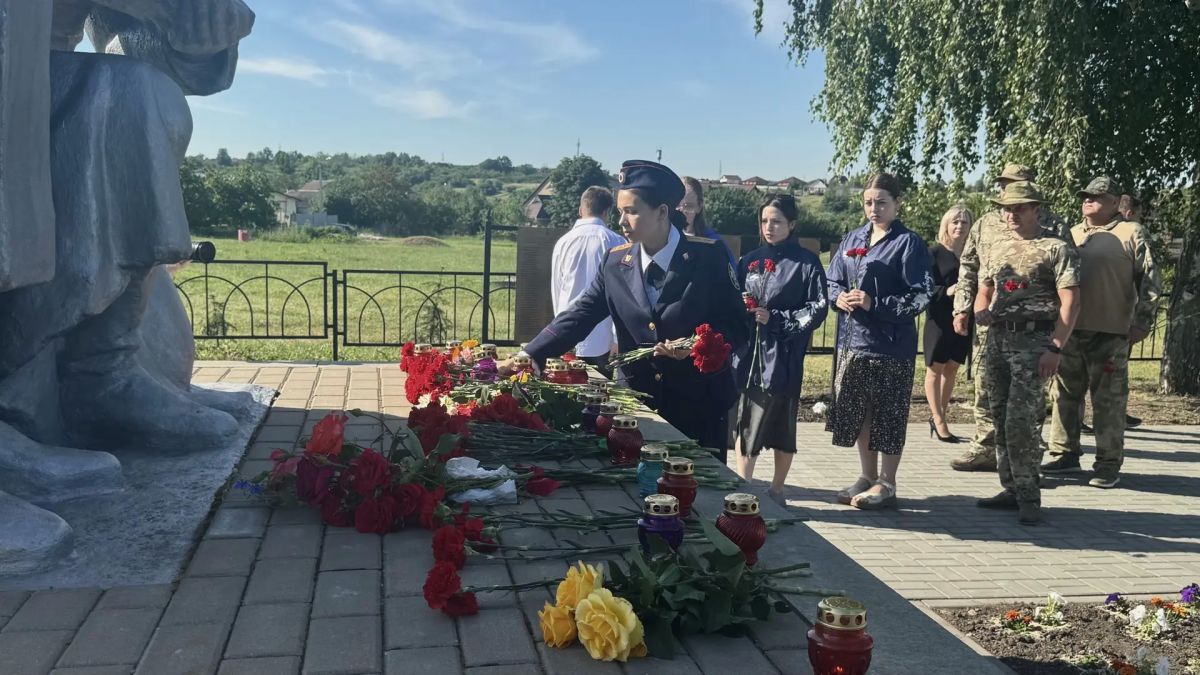 Офицеры СУ СК России по Белгородской области приняли участие в мероприятиях, приуроченных ко Дню памяти и скорби Офицеры СУ СК России по Белгородской области приняли участие в мероприятиях, приуроченных ко Дню памяти и скорби