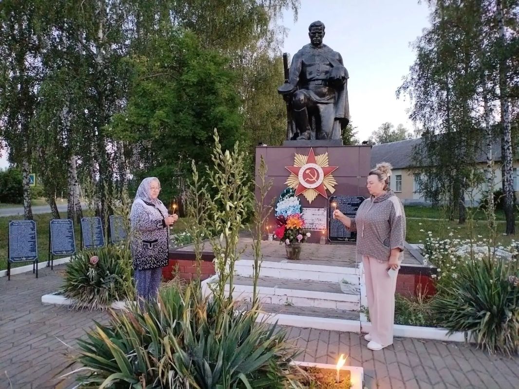 День памяти и скорби: в сёлах Грайворонского округа возложили цветы День памяти и скорби: в сёлах Грайворонского округа возложили цветы