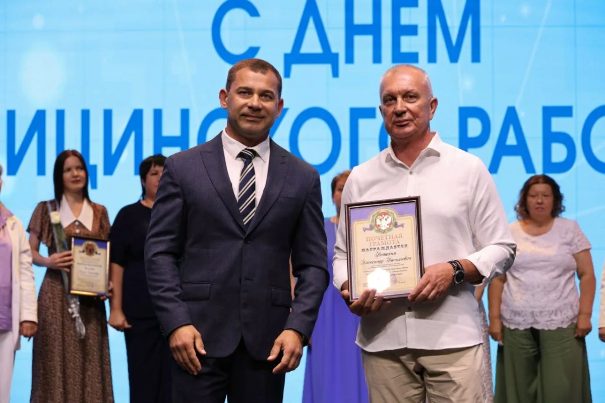 Депутаты Белгородской областной Думы поздравили медиков с профессиональным праздником Депутаты Белгородской областной Думы поздравили медиков с профессиональным праздником