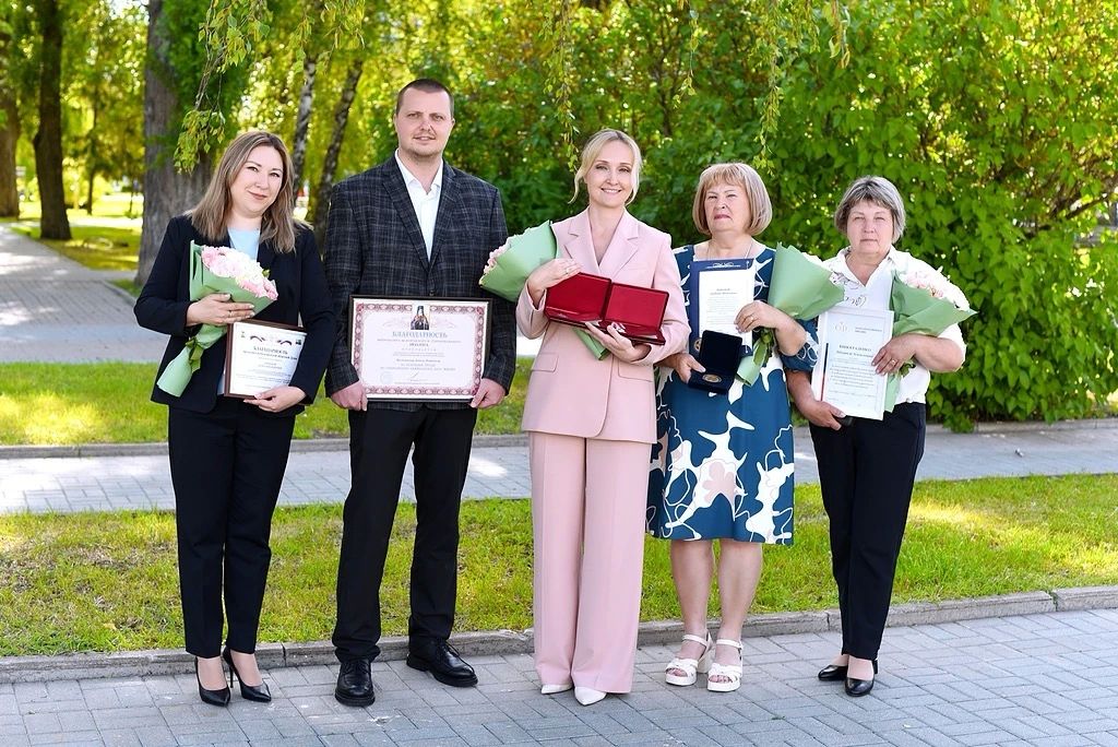 Депутаты Белгородской областной Думы поздравили медиков с профессиональным праздником Депутаты Белгородской областной Думы поздравили медиков с профессиональным праздником