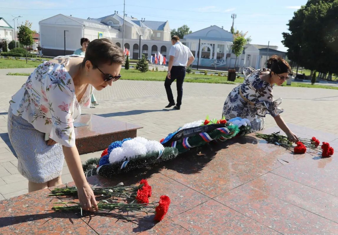 Сегодня, в День памяти и скорби, мы вновь обращаемся мыслями к трагическому событию, которое оборвало миллионы жизней и навсегда изменило судьбу целого поколения Сегодня, в День памяти и скорби, мы вновь обращаемся мыслями к трагическому событию, которое оборвало миллионы жизней и навсегда изменило судьбу целого поколения