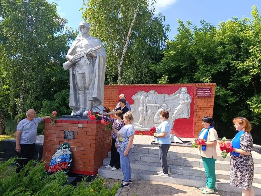 День памяти и скорби: в сёлах Грайворонского округа возложили цветы День памяти и скорби: в сёлах Грайворонского округа возложили цветы