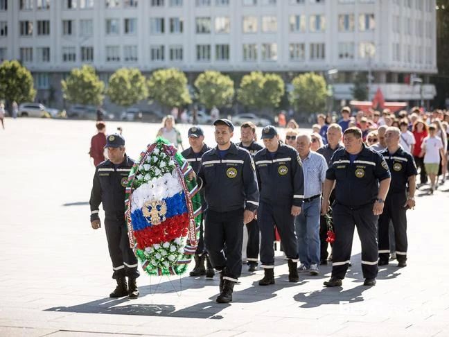 Сотрудники белгородских организаций возложили венки к Вечному огню в День памяти и скорби Сотрудники белгородских организаций возложили венки к Вечному огню в День памяти и скорби