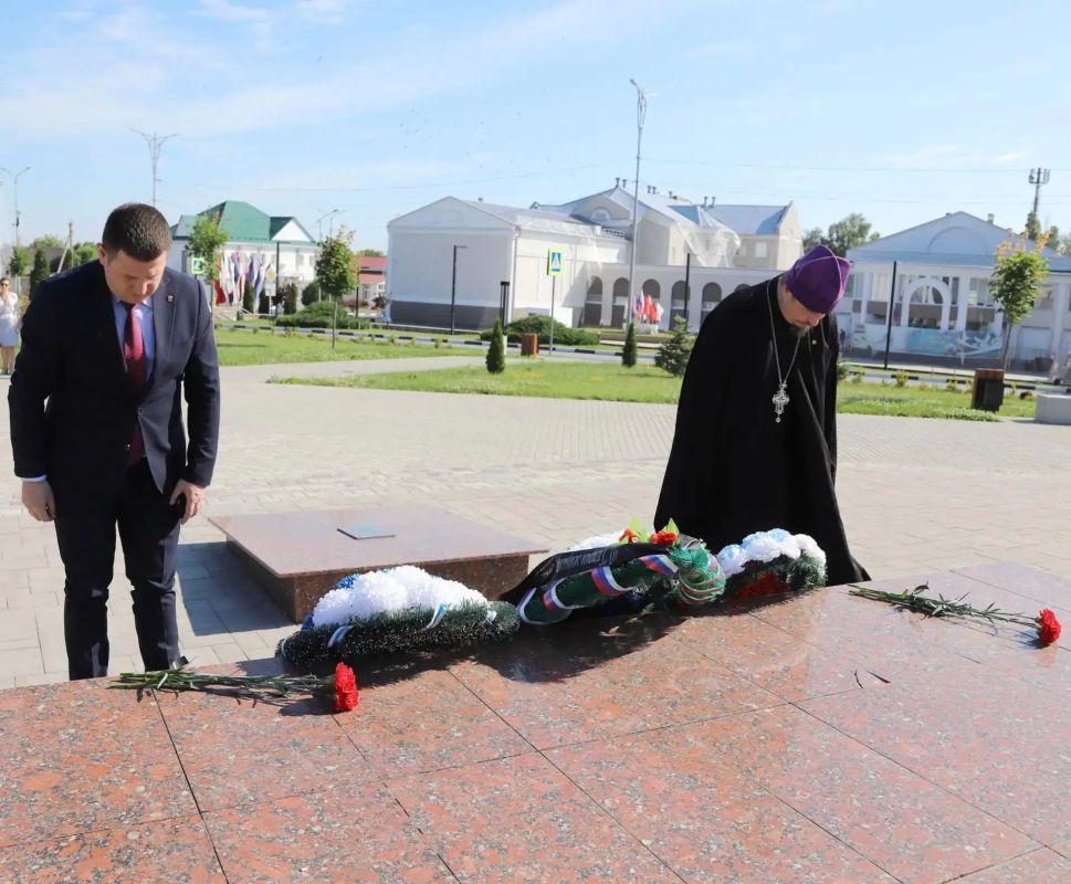 Сегодня, в День памяти и скорби, мы вновь обращаемся мыслями к трагическому событию, которое оборвало миллионы жизней и навсегда изменило судьбу целого поколения Сегодня, в День памяти и скорби, мы вновь обращаемся мыслями к трагическому событию, которое оборвало миллионы жизней и навсегда изменило судьбу целого поколения
