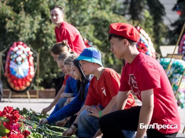 Сотрудники белгородских организаций возложили венки к Вечному огню в День памяти и скорби Сотрудники белгородских организаций возложили венки к Вечному огню в День памяти и скорби