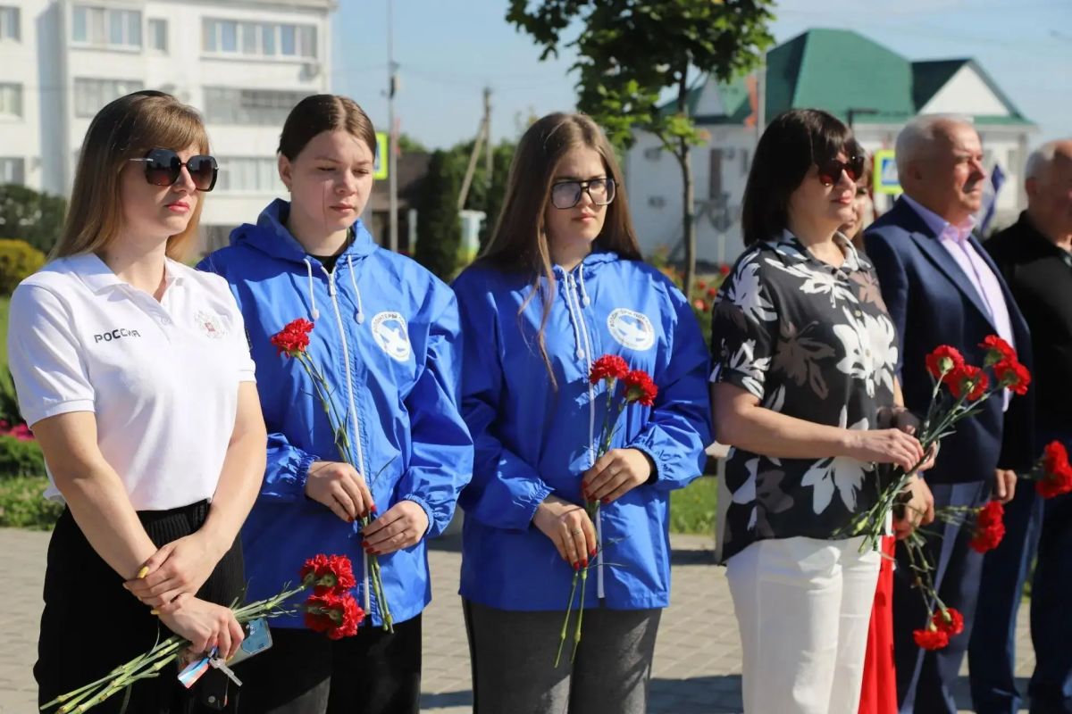 Сегодня, в День памяти и скорби, мы вновь обращаемся мыслями к трагическому событию, которое оборвало миллионы жизней и навсегда изменило судьбу целого поколения Сегодня, в День памяти и скорби, мы вновь обращаемся мыслями к трагическому событию, которое оборвало миллионы жизней и навсегда изменило судьбу целого поколения