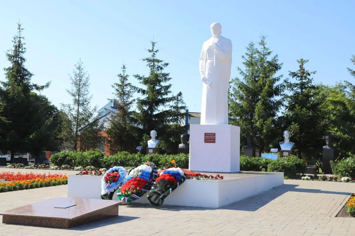 Сегодня, в День памяти и скорби, мы вновь обращаемся мыслями к трагическому событию, которое оборвало миллионы жизней и навсегда изменило судьбу целого поколения Сегодня, в День памяти и скорби, мы вновь обращаемся мыслями к трагическому событию, которое оборвало миллионы жизней и навсегда изменило судьбу целого поколения