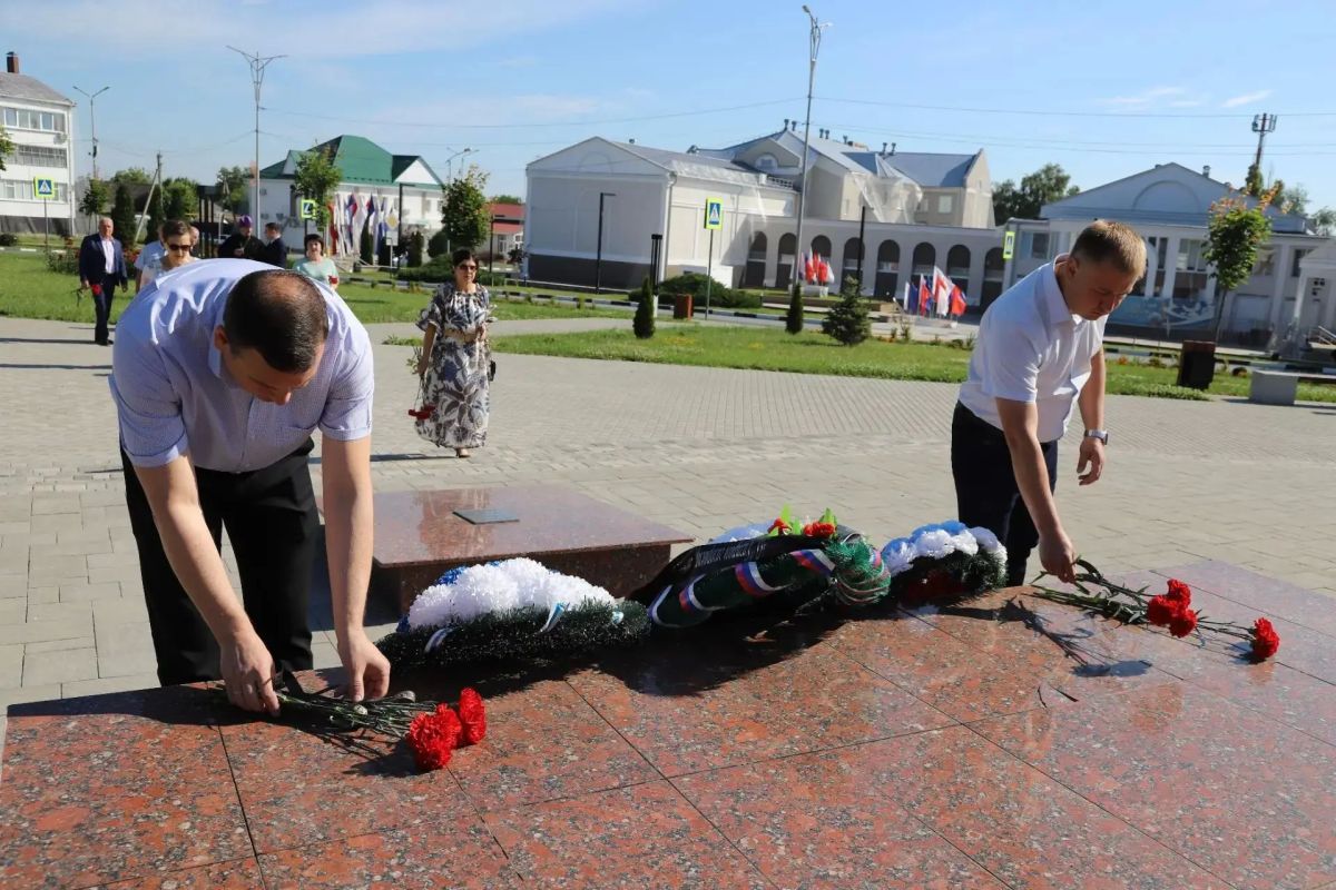 Сегодня, в День памяти и скорби, мы вновь обращаемся мыслями к трагическому событию, которое оборвало миллионы жизней и навсегда изменило судьбу целого поколения Сегодня, в День памяти и скорби, мы вновь обращаемся мыслями к трагическому событию, которое оборвало миллионы жизней и навсегда изменило судьбу целого поколения