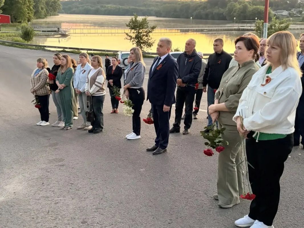 Сегодня мы склоняем головы в День памяти и скорби Сегодня мы склоняем головы в День памяти и скорби