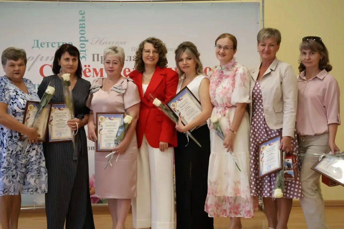 Депутаты Белгородской областной Думы поздравили медиков с профессиональным праздником Депутаты Белгородской областной Думы поздравили медиков с профессиональным праздником