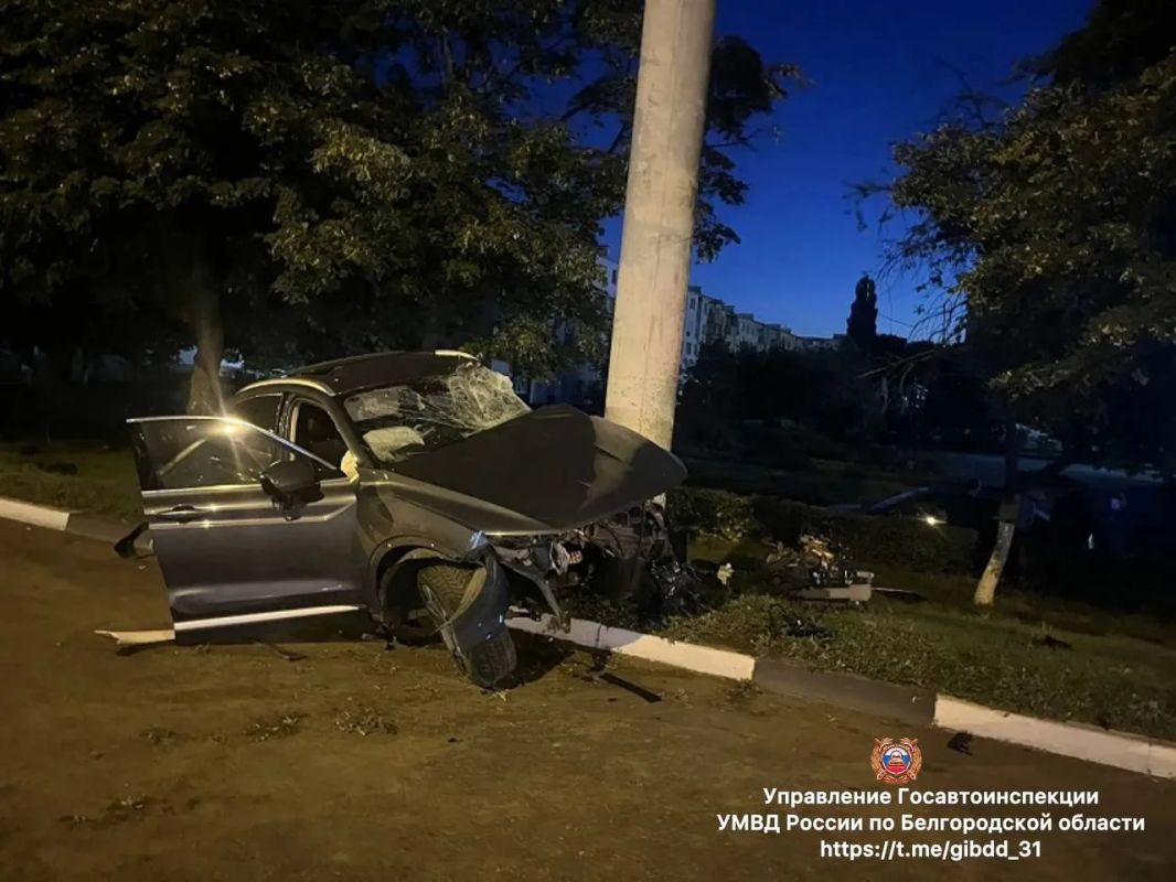 Водитель попал в ДТП со стоящим авто и столбом Старом Осколе