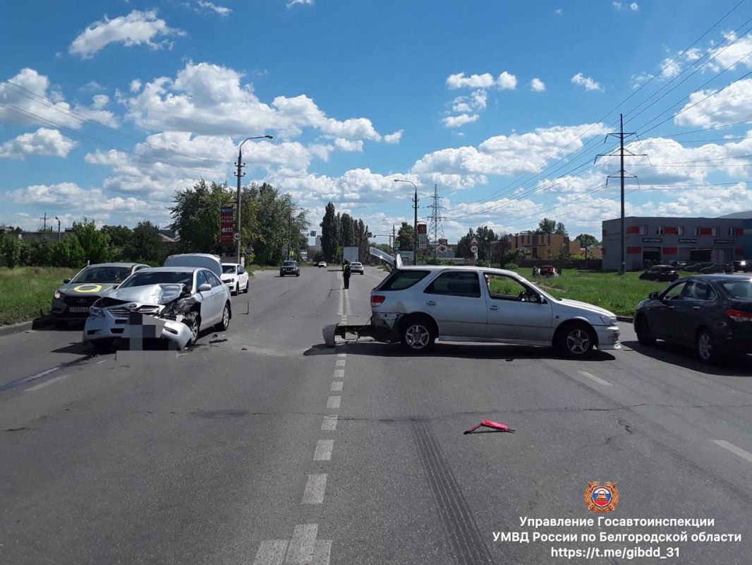 #СВОДКА_ДТП. По предварительным данным, вчера около 00 часов на ул. Железнякова г. Белгорода 42-летний водитель, управляя автомобилем «Лада Гранта», допустил проезд перекрестка на запрещающий сигнал светофора и совершил... #СВОДКА_ДТП. По предварительным данным, вчера около 00 часов на ул. Железнякова г. Белгорода 42-летний водитель, управляя автомобилем «Лада Гранта», допустил проезд перекрестка на запрещающий сигнал светофора и совершил...