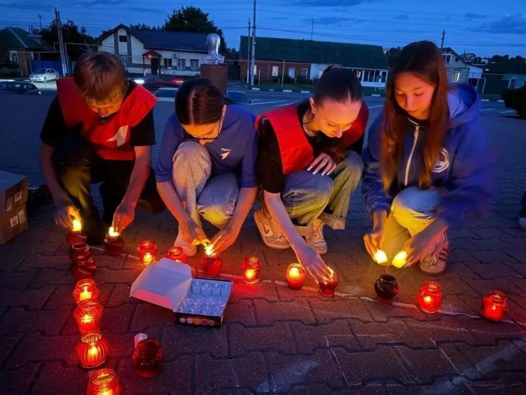В честь героических предков активисты «Движения первых» и «Волонтёров Победы» создали символическую инсталляцию В честь героических предков активисты «Движения первых» и «Волонтёров Победы» создали символическую инсталляцию