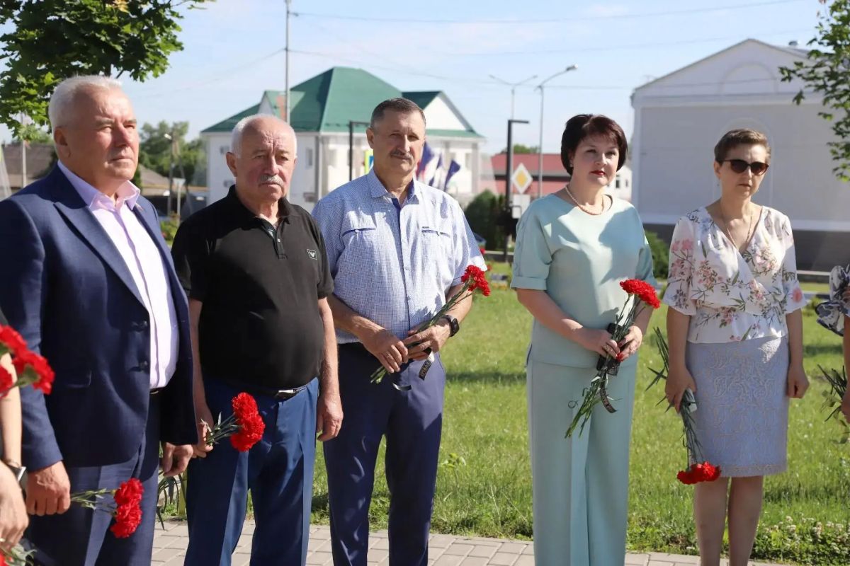 Сегодня, в День памяти и скорби, мы вновь обращаемся мыслями к трагическому событию, которое оборвало миллионы жизней и навсегда изменило судьбу целого поколения Сегодня, в День памяти и скорби, мы вновь обращаемся мыслями к трагическому событию, которое оборвало миллионы жизней и навсегда изменило судьбу целого поколения