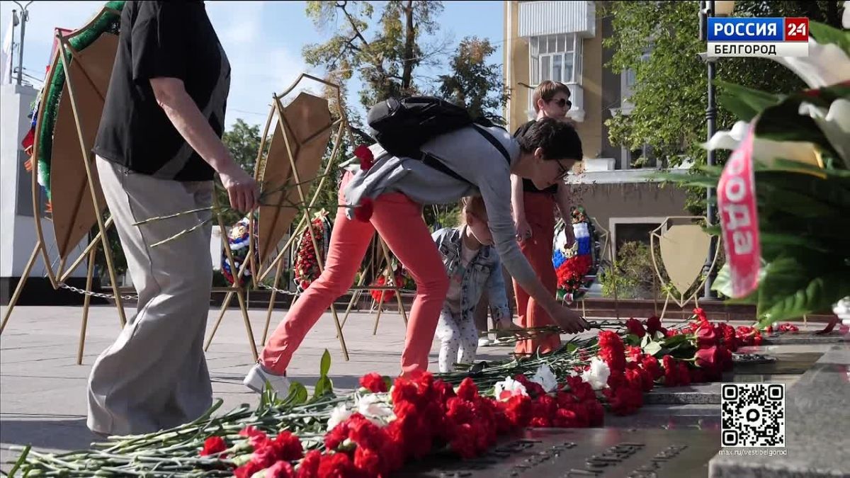 Живая река памяти к мемориальным комплексам и обелискам героев Великой Отечественной сегодня не прерывается