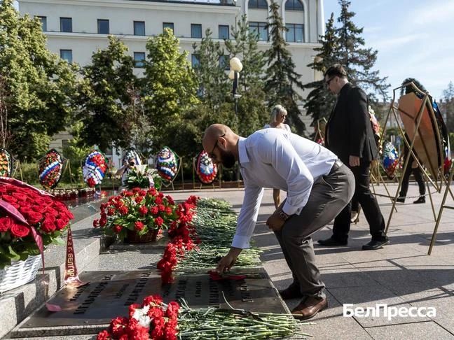 Сотрудники белгородских организаций возложили венки к Вечному огню в День памяти и скорби Сотрудники белгородских организаций возложили венки к Вечному огню в День памяти и скорби