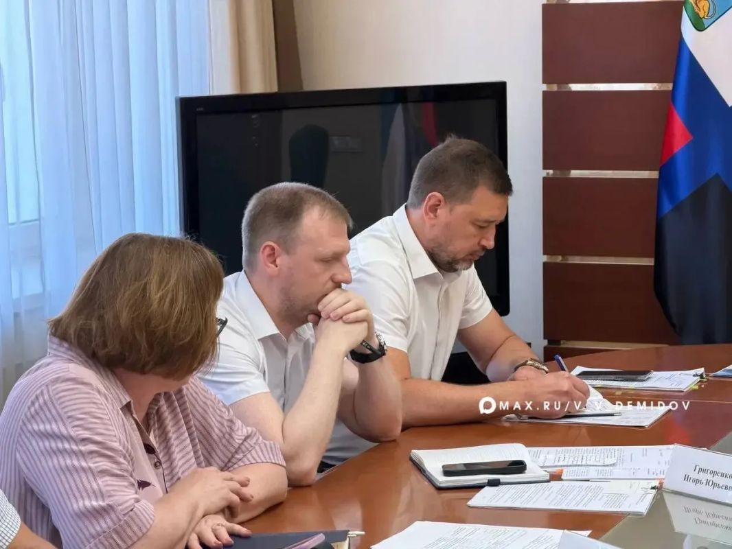 Валентин Демидов провёл оперативное совещание с заместителями и руководителями направлений администрации города Белгорода Валентин Демидов провёл оперативное совещание с заместителями и руководителями направлений администрации города Белгорода