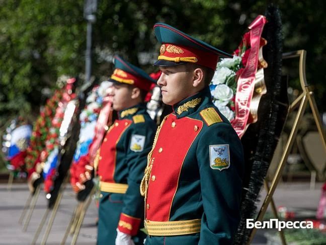 Сотрудники белгородских организаций возложили венки к Вечному огню в День памяти и скорби Сотрудники белгородских организаций возложили венки к Вечному огню в День памяти и скорби