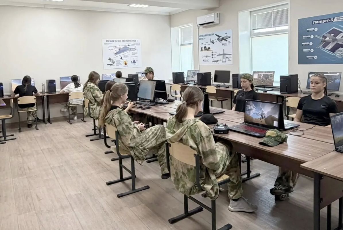 Наши воспитанницы успешно завершили обучение в Центре военно-спортивной подготовки и патриотического воспитания молодёжи «ВОИН» Наши воспитанницы успешно завершили обучение в Центре военно-спортивной подготовки и патриотического воспитания молодёжи «ВОИН»