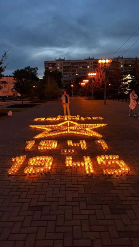 Вечером 22 июня на площадке возле музея-диорамы была создана «Огненная картина войны» Вечером 22 июня на площадке возле музея-диорамы была создана «Огненная картина войны»
