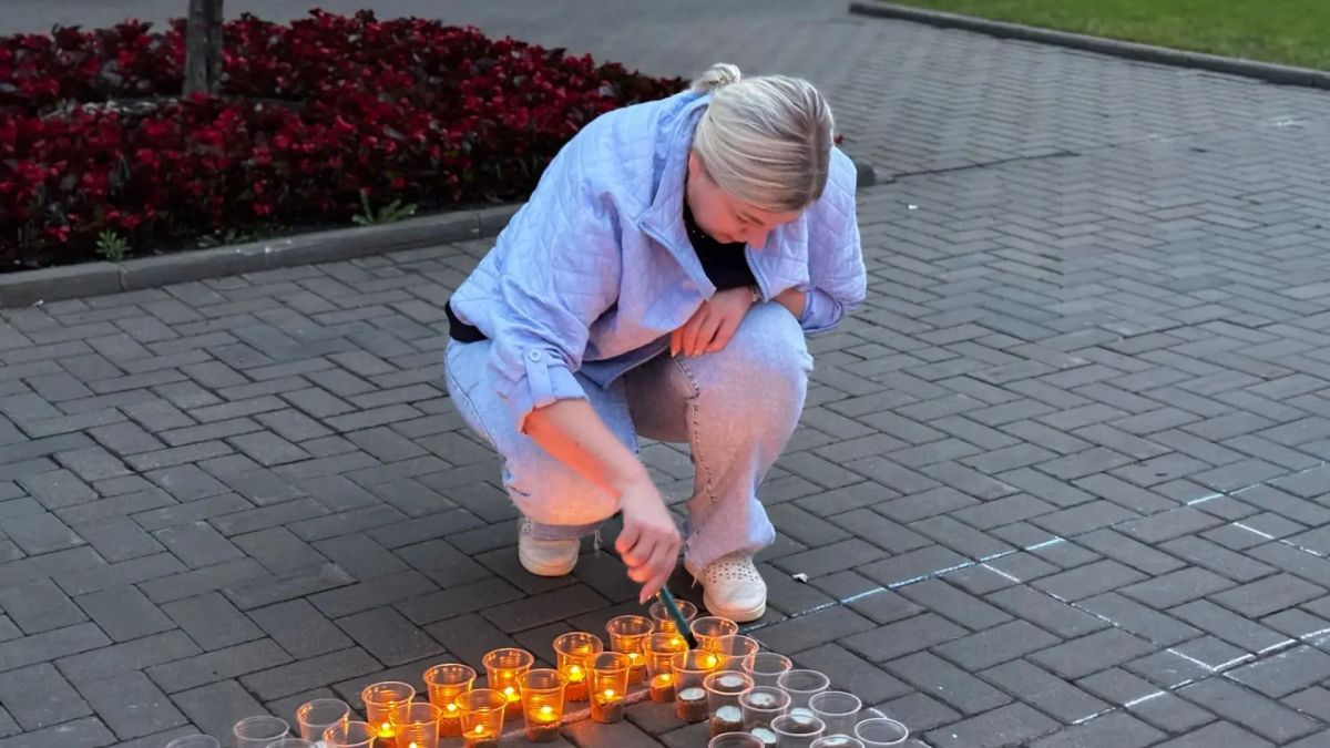 Вечером 22 июня на площадке возле музея-диорамы была создана «Огненная картина войны» Вечером 22 июня на площадке возле музея-диорамы была создана «Огненная картина войны»
