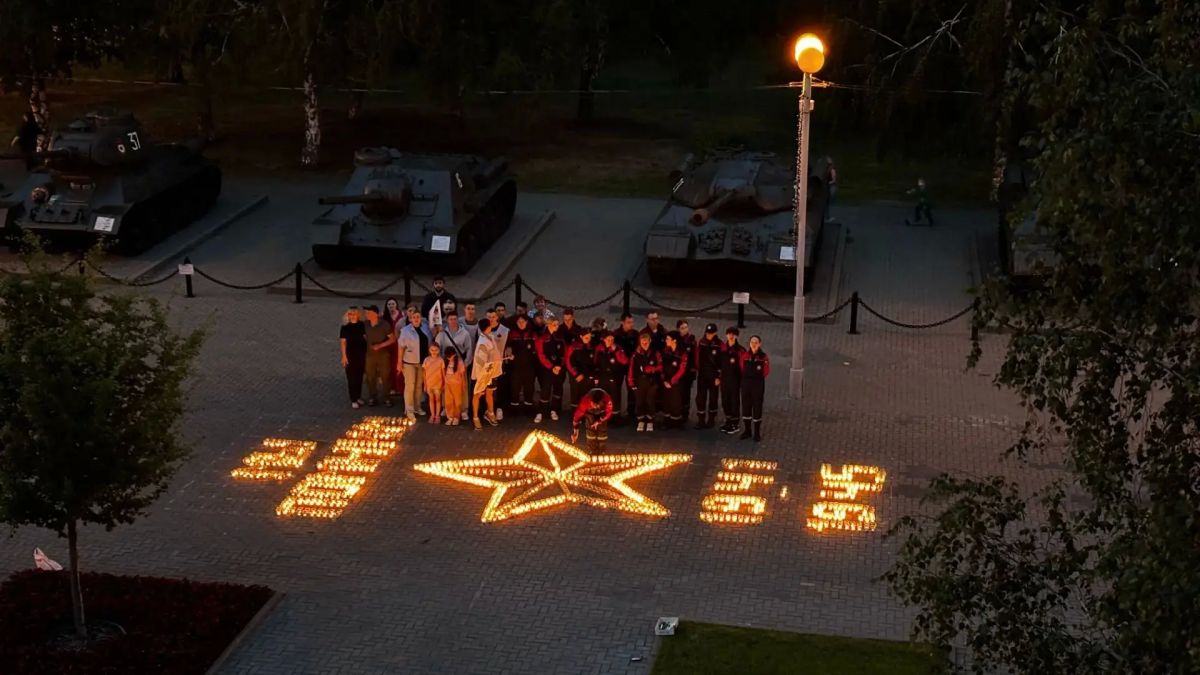 Вечером 22 июня на площадке возле музея-диорамы была создана «Огненная картина войны» Вечером 22 июня на площадке возле музея-диорамы была создана «Огненная картина войны»