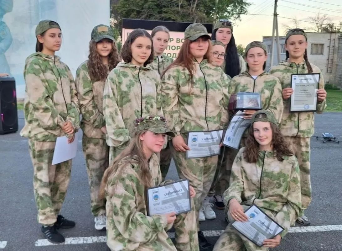 Наши воспитанницы успешно завершили обучение в Центре военно-спортивной подготовки и патриотического воспитания молодёжи «ВОИН» Наши воспитанницы успешно завершили обучение в Центре военно-спортивной подготовки и патриотического воспитания молодёжи «ВОИН»