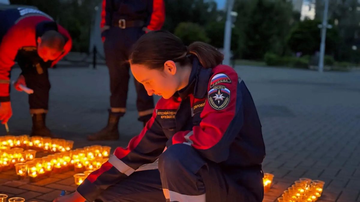 Вечером 22 июня на площадке возле музея-диорамы была создана «Огненная картина войны» Вечером 22 июня на площадке возле музея-диорамы была создана «Огненная картина войны»