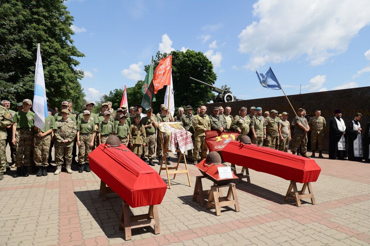 В День памяти и скорби в Яковлевском округе перезахоронили останки 27 бойцов Красной армии на мемориале «В честь Героев Курской битвы» В День памяти и скорби в Яковлевском округе перезахоронили останки 27 бойцов Красной армии на мемориале «В честь Героев Курской битвы»