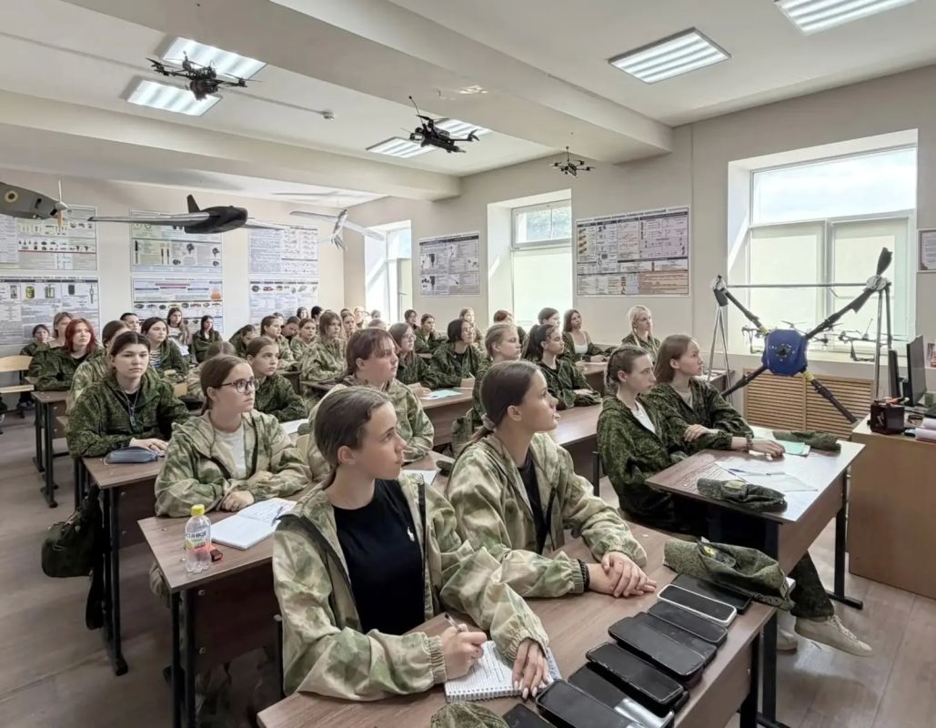 Наши воспитанницы успешно завершили обучение в Центре военно-спортивной подготовки и патриотического воспитания молодёжи «ВОИН» Наши воспитанницы успешно завершили обучение в Центре военно-спортивной подготовки и патриотического воспитания молодёжи «ВОИН»