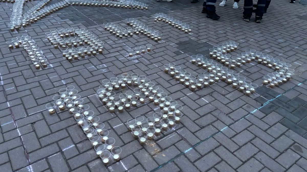 Вечером 22 июня на площадке возле музея-диорамы была создана «Огненная картина войны» Вечером 22 июня на площадке возле музея-диорамы была создана «Огненная картина войны»