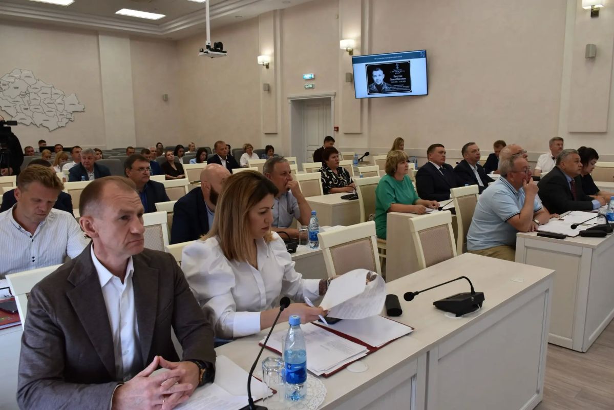 Региональные парламентарии активно участвуют в работе представительных органов муниципальных образований области Региональные парламентарии активно участвуют в работе представительных органов муниципальных образований области