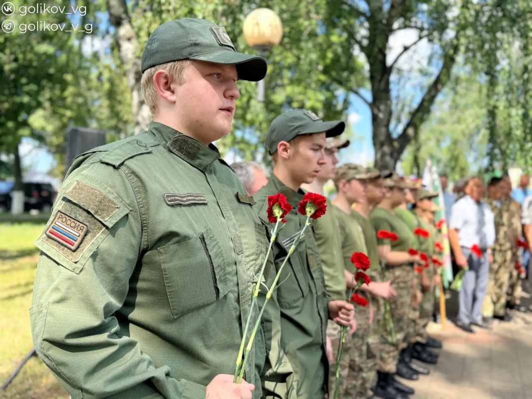 Сегодня у памятника воинам-интернационалистам мы собрались на традиционную церемонию, приуроченную ко Дню ветеранов боевых действий Сегодня у памятника воинам-интернационалистам мы собрались на традиционную церемонию, приуроченную ко Дню ветеранов боевых действий