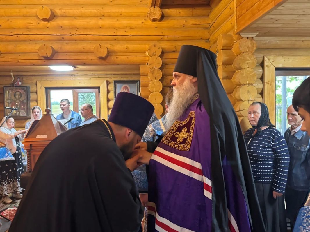 На минувших выходных храм Покрова Пресвятой Богородицы удостоился архипастырского визита: его посетил епископ Валуйский и Алексеевский Савва На минувших выходных храм Покрова Пресвятой Богородицы удостоился архипастырского визита: его посетил епископ Валуйский и Алексеевский Савва
