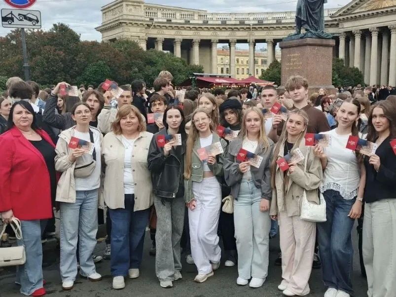 Алексей Дыбов: По приглашению Калининского района Санкт-Петербурга группа валуйских выпускников стала гостьей легендарного петербургского праздника «Алые паруса» Алексей Дыбов: По приглашению Калининского района Санкт-Петербурга группа валуйских выпускников стала гостьей легендарного петербургского праздника «Алые паруса»