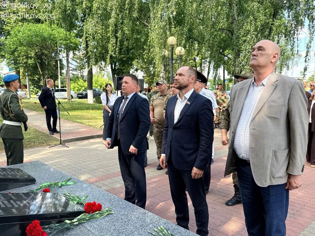 Сегодня у памятника воинам-интернационалистам мы собрались на традиционную церемонию, приуроченную ко Дню ветеранов боевых действий Сегодня у памятника воинам-интернационалистам мы собрались на традиционную церемонию, приуроченную ко Дню ветеранов боевых действий