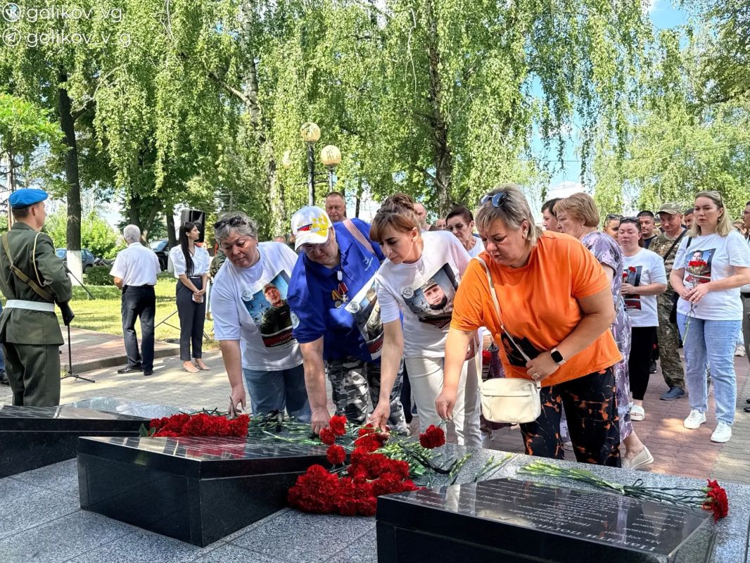 Сегодня у памятника воинам-интернационалистам мы собрались на традиционную церемонию, приуроченную ко Дню ветеранов боевых действий Сегодня у памятника воинам-интернационалистам мы собрались на традиционную церемонию, приуроченную ко Дню ветеранов боевых действий