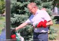 В день ветеранов боевых действий глава Валуйского муниципального округа Алексей Дыбов совместно с ветеранами специальной военной операции возложил цветы к мемориалам