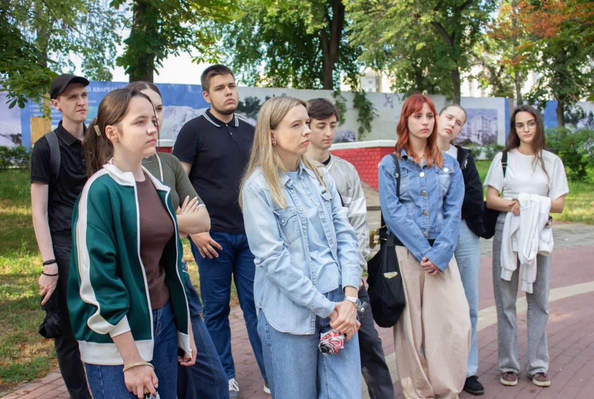 В честь Дня молодёжи белгородцев и гостей города пригласили на серию увлекательных экскурсий, посвящённых богатой истории и героическому прошлому родного края В честь Дня молодёжи белгородцев и гостей города пригласили на серию увлекательных экскурсий, посвящённых богатой истории и героическому прошлому родного края
